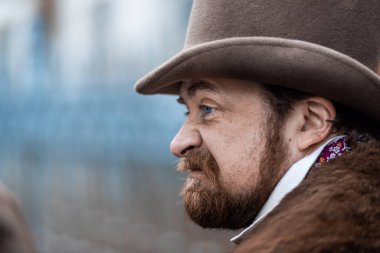 Zarif bir adam. Ceketli ve silindir şapkalı beyefendi.