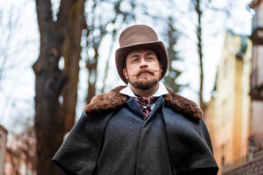 Zarif bir adam. Ceketli ve silindir şapkalı beyefendi.