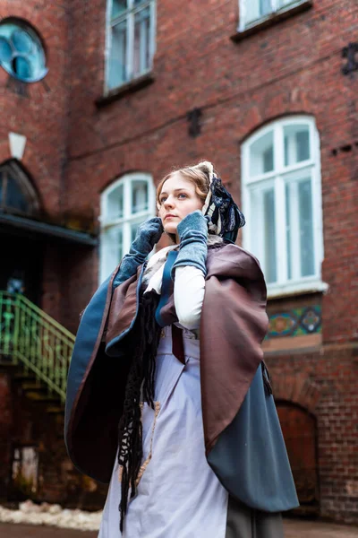 Donna Ottocentesca Elegantemente Vestita Attraversa Cortile Castello — Foto Stock