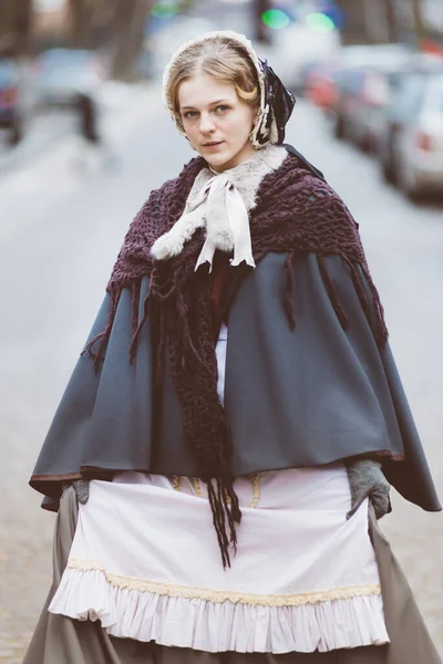 Жінка Дев Ятнадцятого Століття Елегантно Одягнена Проходить Через Двір Замку — стокове фото