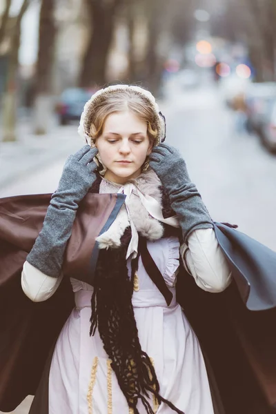 Donna Ottocentesca Elegantemente Vestita Attraversa Cortile Castello — Foto Stock