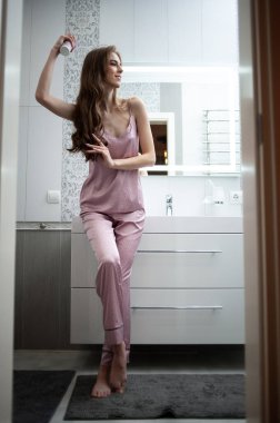 Günaydın banyodaki güzel genç bayan. Saç bakımı