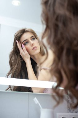 Günaydın banyodaki güzel genç bayan. Saç bakımı