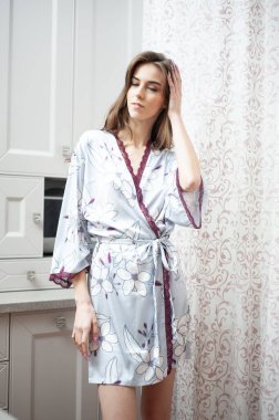 Günaydın, mutfakta güzel genç bayan. Kahvaltıdan önce