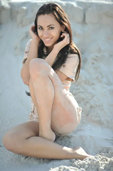 砂の上で凍る美しい女性のファッション屋外写真 — ストック写真
