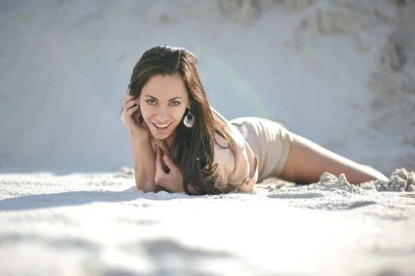 모래에 식히는 아름다운 여인의 — 스톡 사진