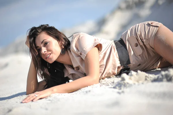 Mode Outdoor Foto Der Schönen Frau Die Sand Chillt — Stockfoto