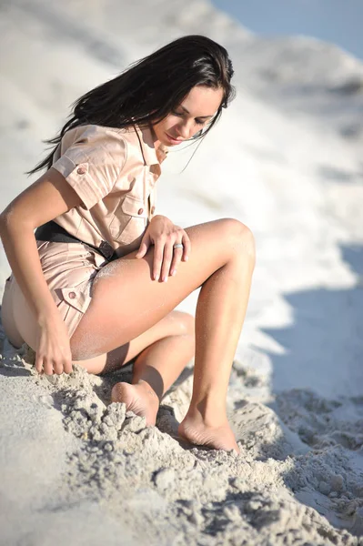 Mode Outdoor Foto Der Schönen Frau Die Sand Chillt — Stockfoto