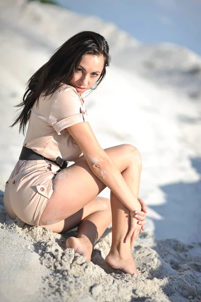 모래에 식히는 아름다운 여인의 — 스톡 사진