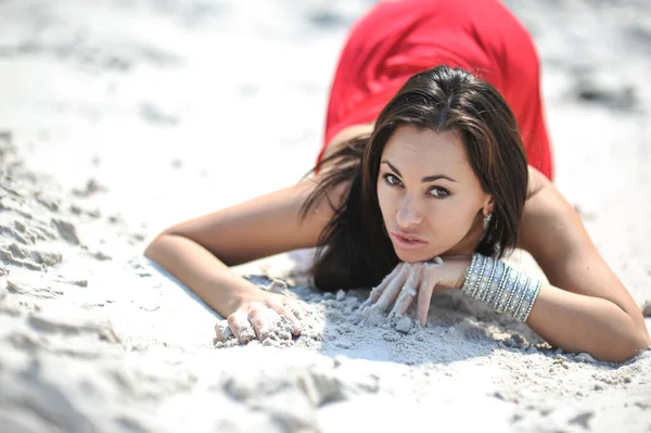 Moda Foto Livre Mulher Bonita Refrigeração Areia — Fotografia de Stock