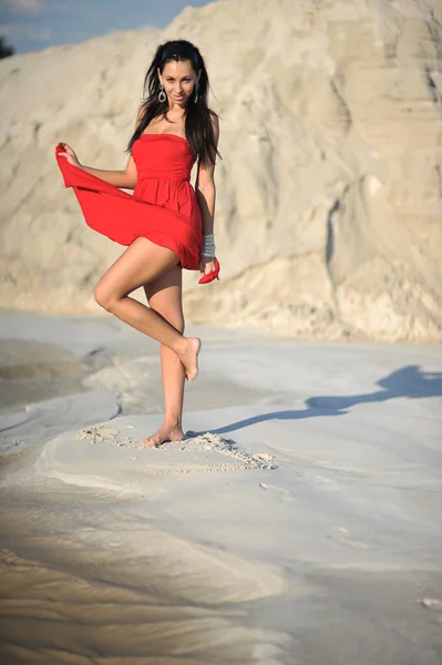 女性の夏の長い赤いドレス屋外 — ストック写真