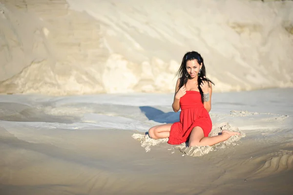 Moda Foto Livre Mulher Bonita Refrigeração Areia — Fotografia de Stock