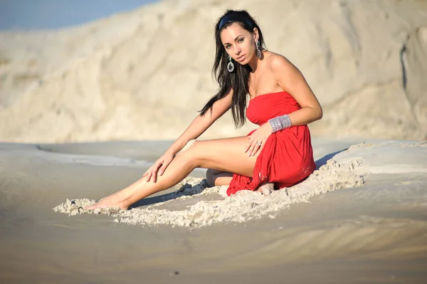Estilo Vida Foto Mujer Con Pelo Perfecto Caminar Solo Playa —  Fotos de Stock