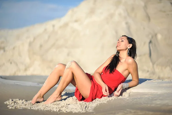 Estilo Vida Foto Mujer Con Pelo Perfecto Caminar Solo Playa — Foto de Stock