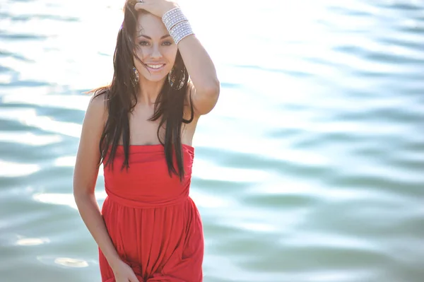赤いドレスで砂の上で凍る美しい女性のファッション屋外写真 — ストック写真