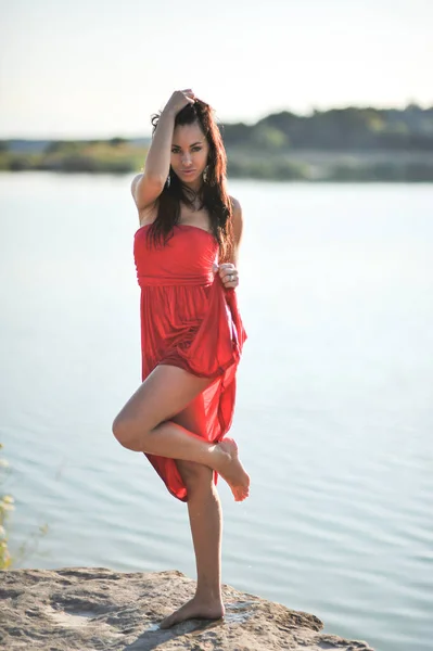 女性の夏の長い赤いドレス屋外 — ストック写真