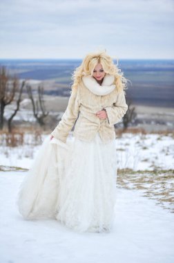 Gelin, kış şatosuna yakın