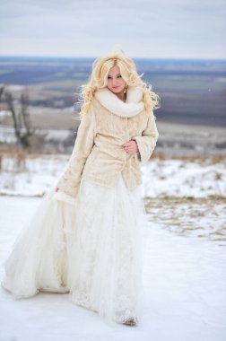 Gelin, kış şatosuna yakın