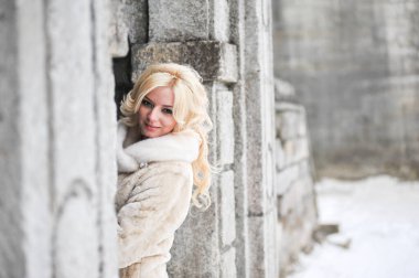 Kışın kalenin yanında şehvetli, güzel bir gelin.