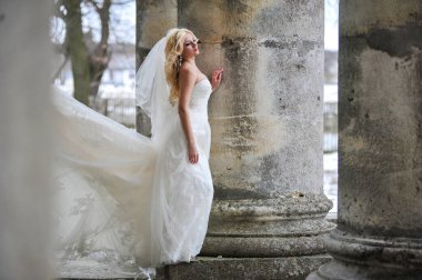 Kışın kalenin yanında şehvetli, güzel bir gelin.