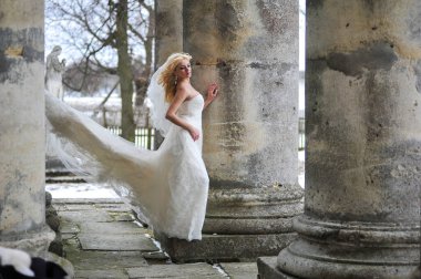 Kışın kalenin yanında şehvetli, güzel bir gelin.