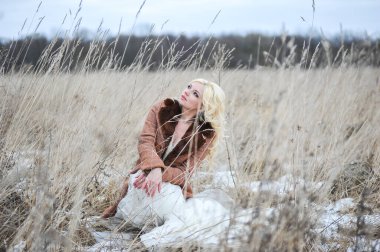 Güzel gelin kışın açık havada