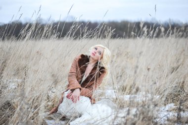 Güzel gelin kışın açık havada