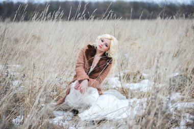 Güzel gelin kışın açık havada