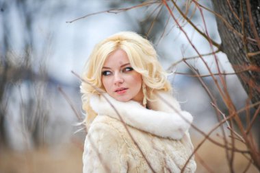 Güzel gelin kışın açık havada