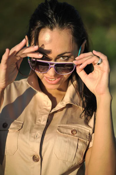 Frau Sommer Overalls Auf Dem Sand — Stockfoto