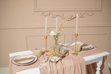 Masası ve vazosu olan bir odanın içinde.