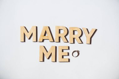 Tahta mektuplardan gelen metinler evlenme teklifimle evleniyor. 