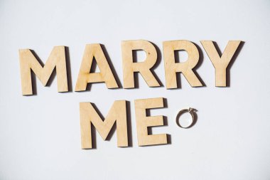 Tahta mektuplardan gelen metinler evlenme teklifimle evleniyor. 