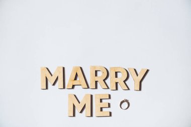 Tahta mektuplardan gelen metinler evlenme teklifimle evleniyor. 