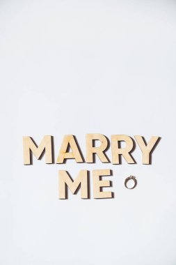 Tahta mektuplardan gelen metinler evlenme teklifimle evleniyor. 