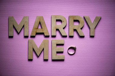 Tahta mektuplardan gelen metinler evlenme teklifimle evleniyor. 