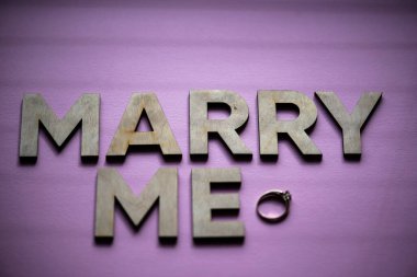 Tahta mektuplardan gelen metinler evlenme teklifimle evleniyor. 