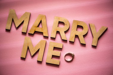 Tahta mektuplardan gelen metinler evlenme teklifimle evleniyor. 