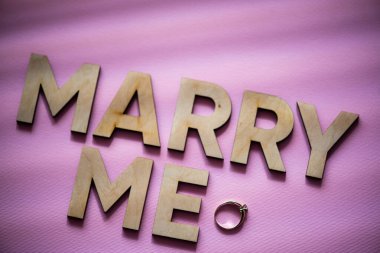 Tahta mektuplardan gelen metinler evlenme teklifimle evleniyor. 