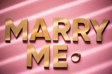 Tahta mektuplardan gelen metinler evlenme teklifimle evleniyor. 