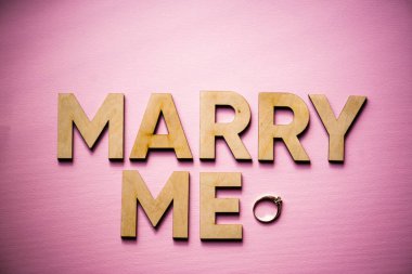 Tahta mektuplardan gelen metinler evlenme teklifimle evleniyor. 