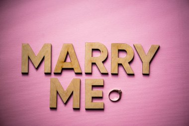 Tahta mektuplardan gelen metinler evlenme teklifimle evleniyor. 