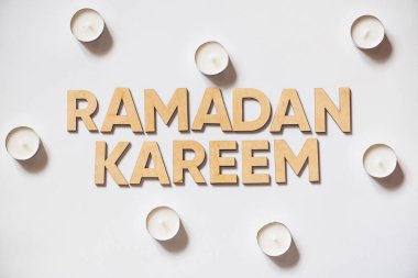 Beyaz arkaplanda el yazısı metni