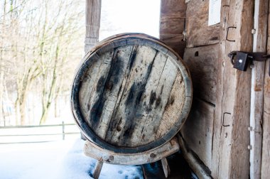 Eski ahşap fıçı ve bir bardak şarap.