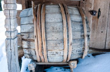 Köydeki eski ahşap fıçı