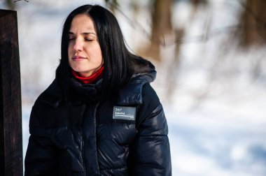 Kış parkında güzel genç bir kadın 