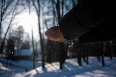 Sokakta beyaz bir karı tutan bir adam