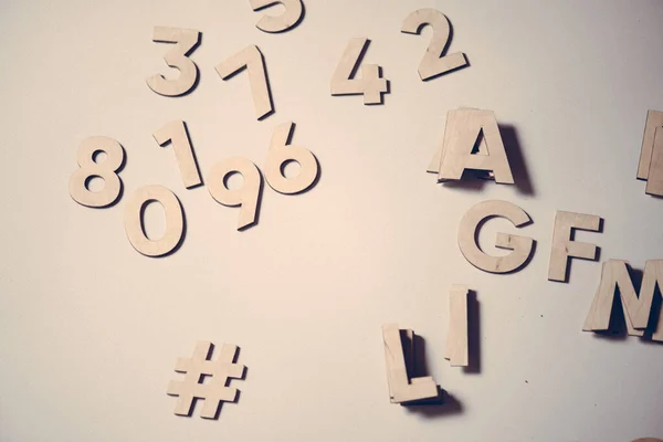 Zahlen Und Buchstaben Des Alphabets Des Wortes Auf Dem Tisch — Stockfoto