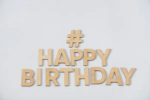 Happy Birthday Text Auf Holzgrund — Stockfoto