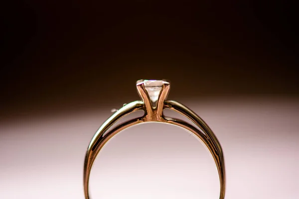 Goldring Mit Diamant Auf Schwarzem Hintergrund — Stockfoto